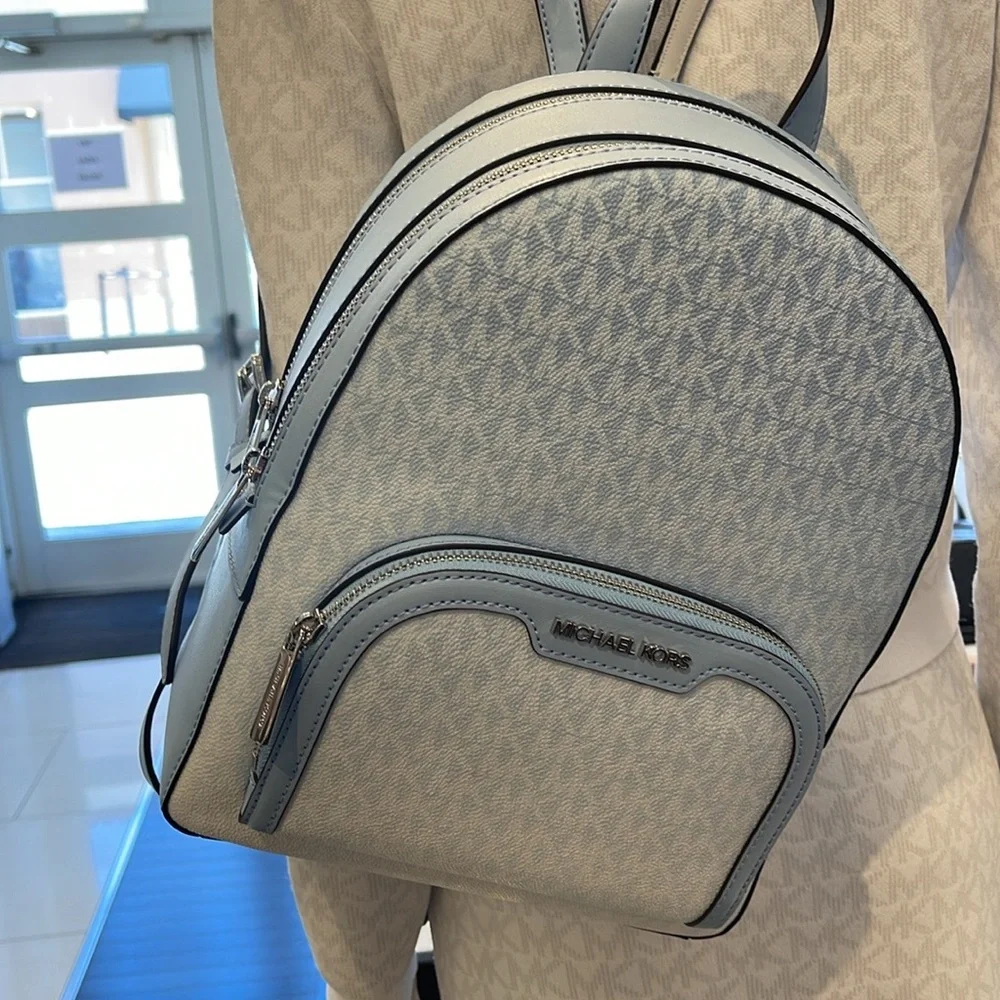 MICHAEL KORS Jaycee Medium Ombré Signature Logo Backpack
Light Sky
NWT - Picture 1 of 16